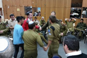 Bonding With IDF Soldiers Over Sunflower Seeds = Amazing Shabbat!